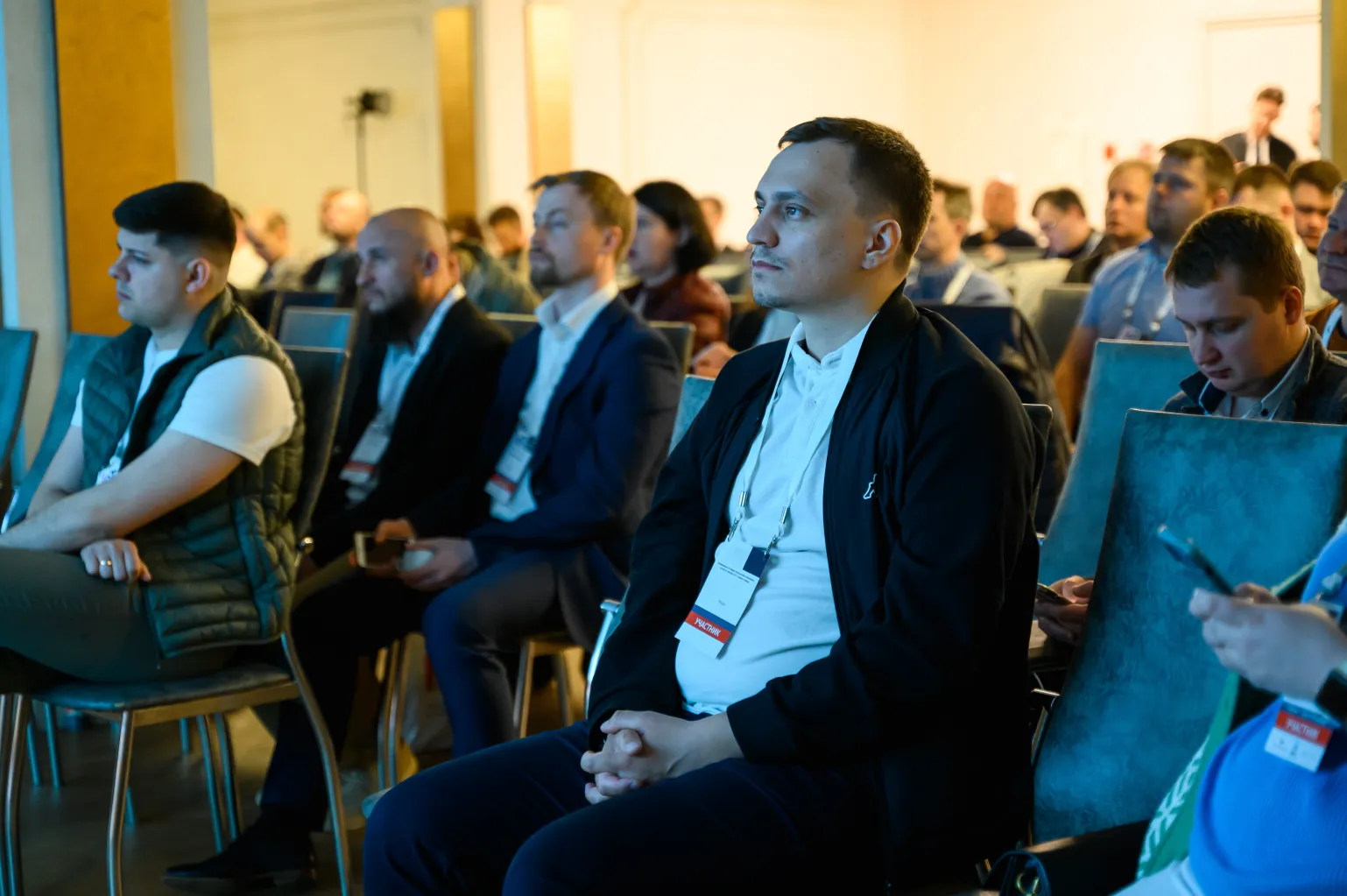 Партнёры обсуждают проект за ноутбуком